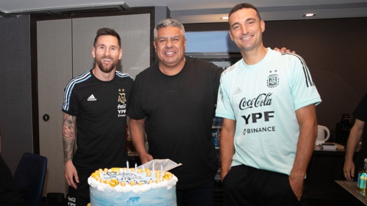 Messi y Scaloni, capitán y DT de la Selección Argentina, saludaron a Chiqui Tapia en su cumpleaños