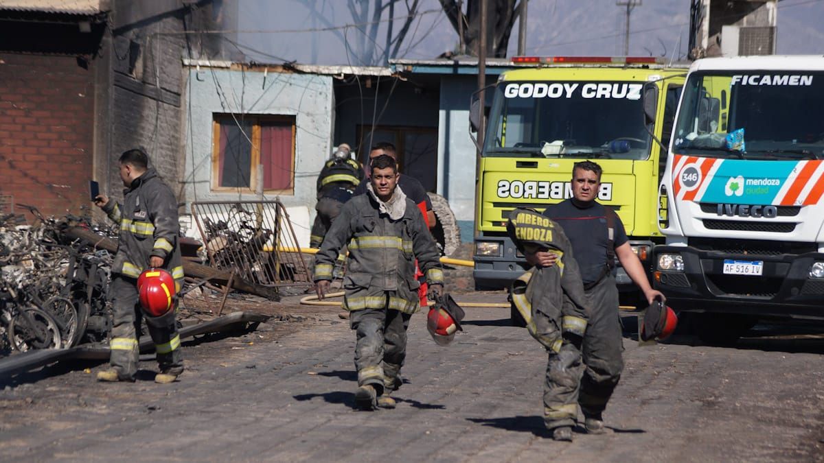 Los bomberos trabajaron hasta entrada la mañana de este sábado para controlar los focos de incendio, tarea muy complicada por el viento Zonda. Los bomberos trabajaron hasta entrada la mañana de este sábado para controlar los focos de incendio, tarea muy complicada por el viento Zonda.
