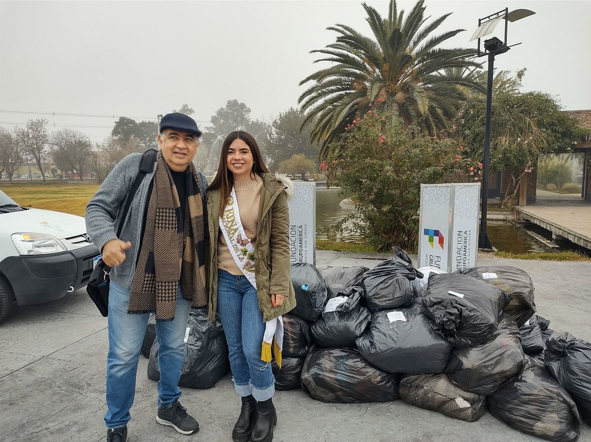 Ana Laura Verde, Reina Nacional de la Vendimia 2023, estuvo presente en la entrega de la ropa de abrigo de la campaña Frío Cero.