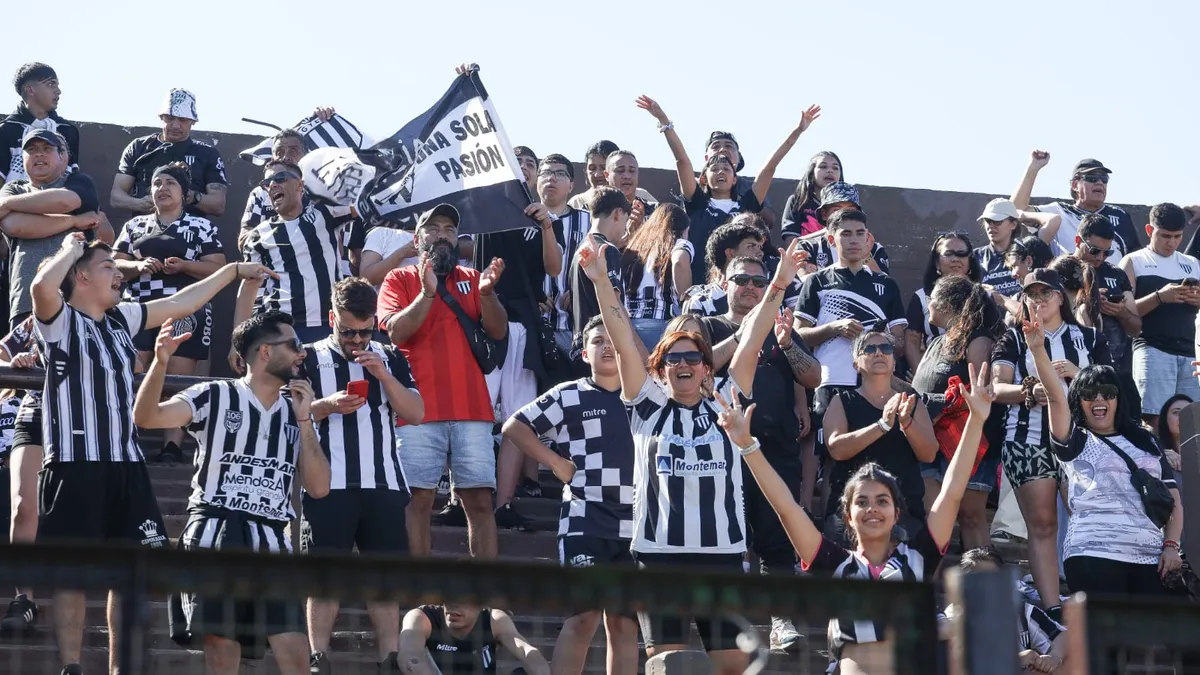Gimnasia y Esgrima y Deportivo Madryn en una final con dos hinchadas por el ascenso a Primera.