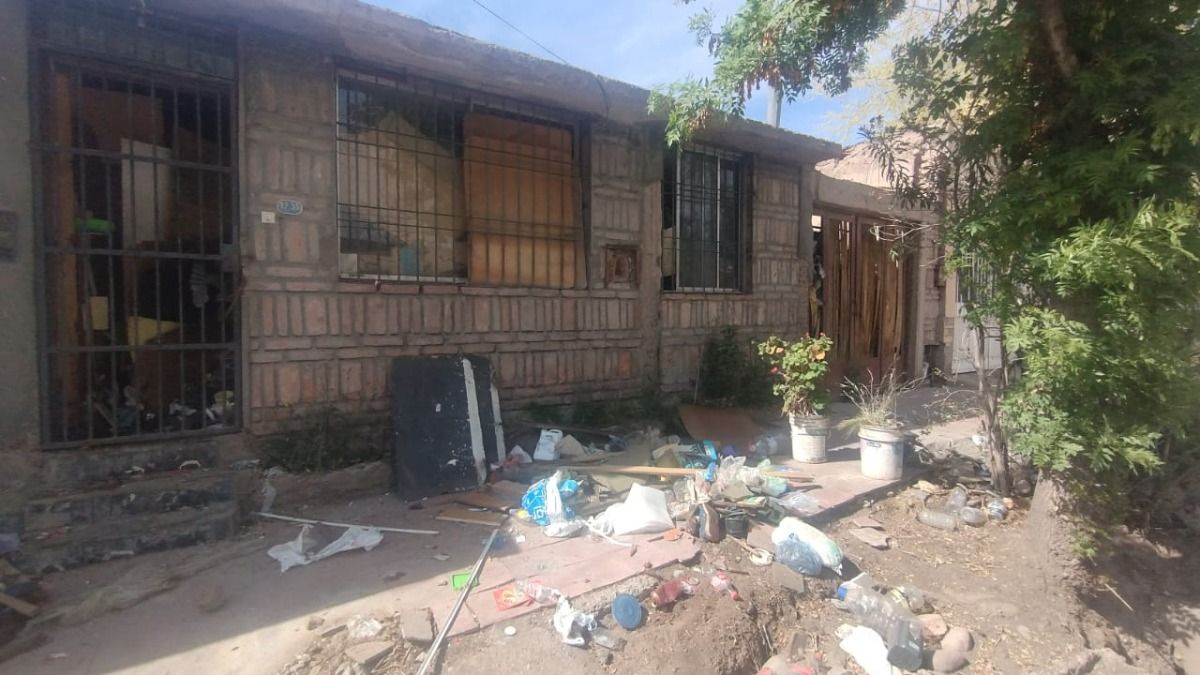 La puerta de la casa donde se halló el cuerpo. La puerta de la casa donde se halló el cuerpo.