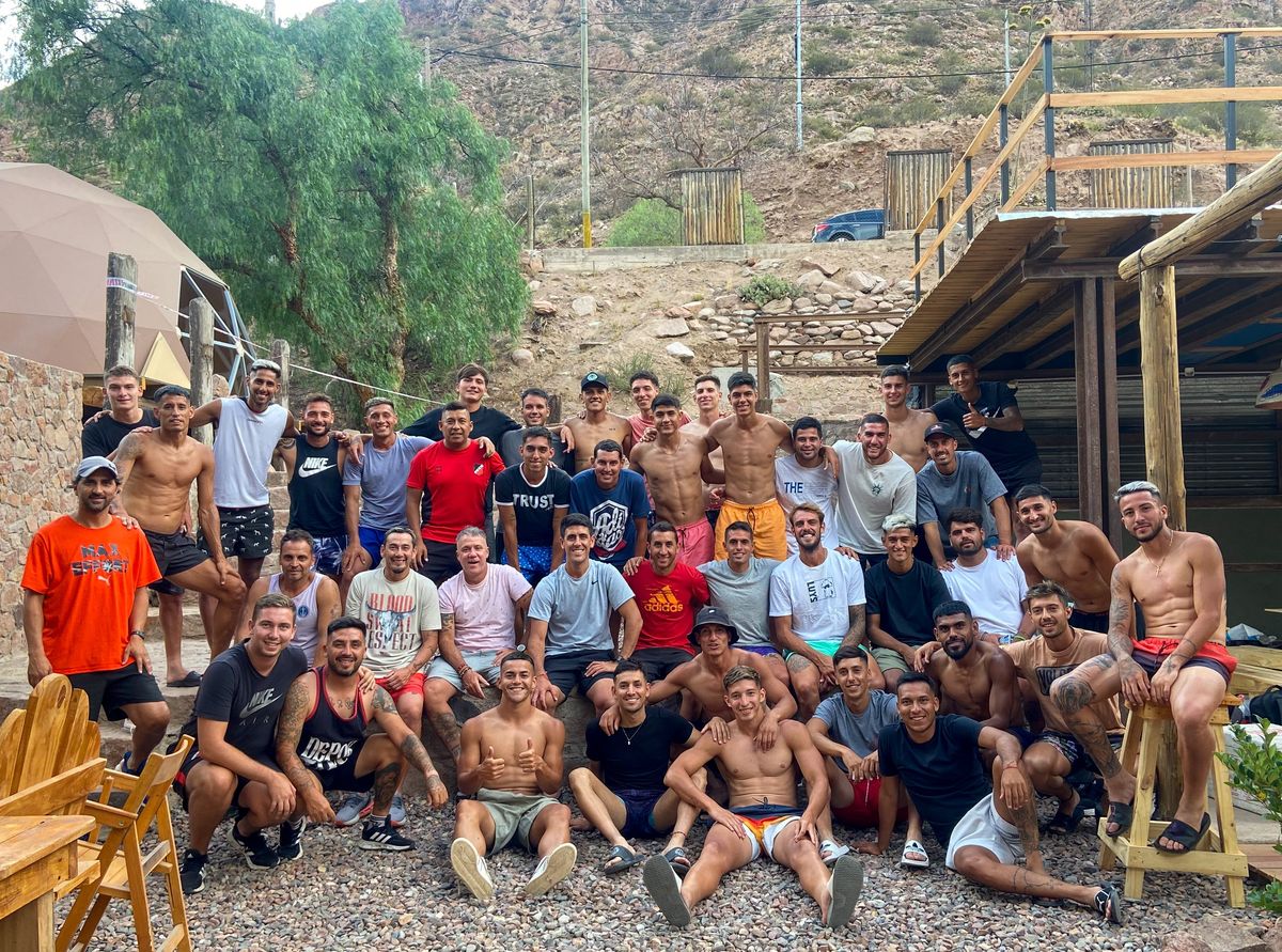 El plantel del Deportivo Maip&uacute; disfrut&oacute; un d&iacute;a de rafting antes del debut en la Primera Nacional 2024