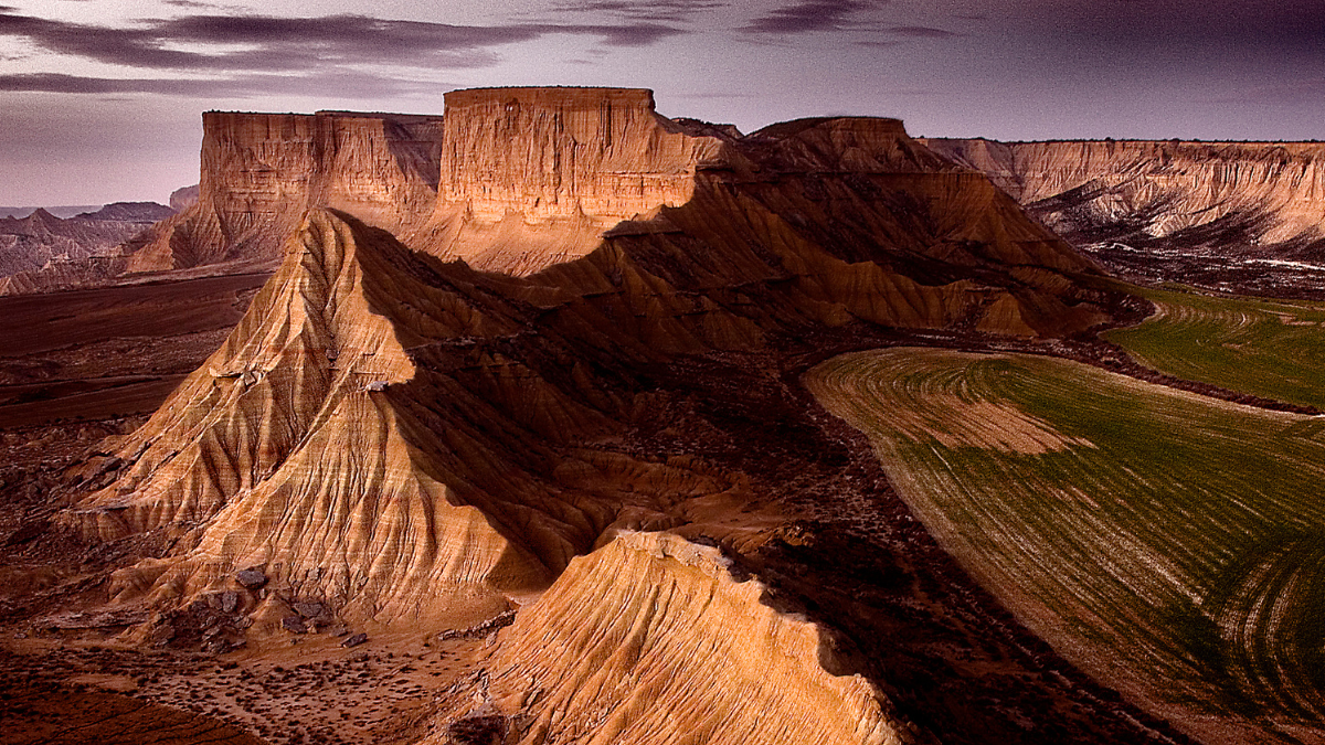 Las Bardenas Reales está ubicado en Navarra y lo más impactante de este desierto es que está rodeado de paisajes verdes exuberantes. Las Bardenas Reales está ubicado en Navarra y lo más impactante de este desierto es que está rodeado de paisajes verdes exuberantes. 