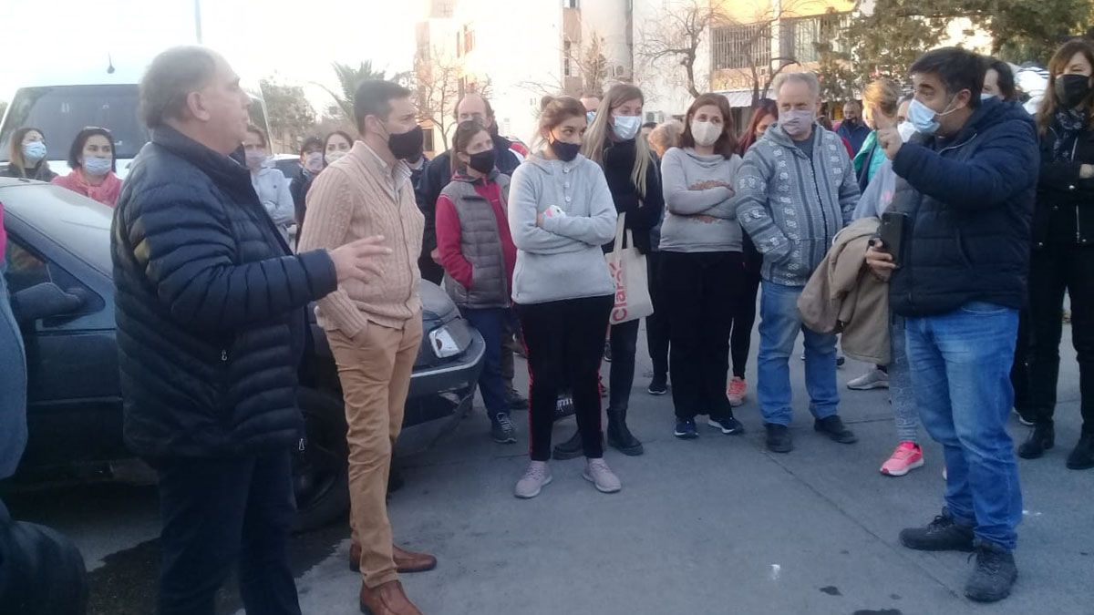 El secretario de Seguridad Ciudadana de Capital, Mario Campos se hizo presente en la tarde de este martes en una reunión donde los vecinos de la zona de la avenida Champagnat expusieron sus quejas y temores por la inseguridad y el incremento de robos en los barrios del lugar.