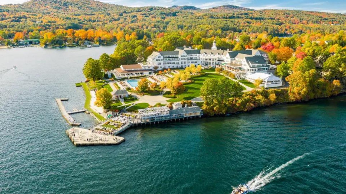 Este lago está ubicado en un pueblo de Nueva York rodeado de montañas y bosques.
