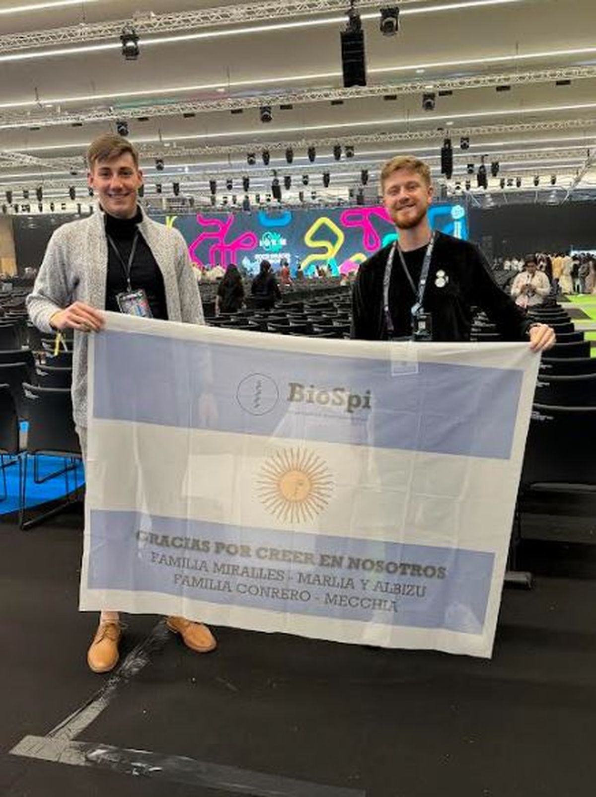 Orgullosos, Uriel y Jeremías muestran en Francia la bandera argentina con el logo de BioSpi. Orgullosos, Uriel y Jeremías muestran en Francia la bandera argentina con el logo de BioSpi.