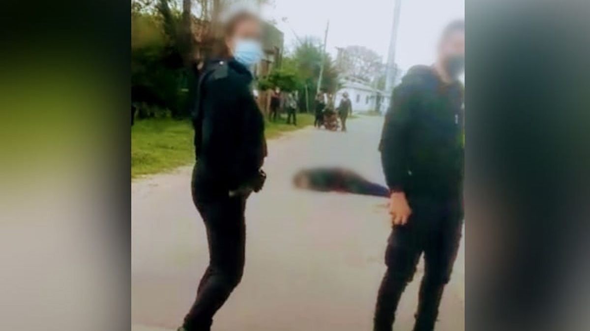 Cuando los policías de la comisaría de Pilar llegaron al lugar del llamado, encontraron al hombre tendido en la calle con una herida de arma blanca en el abdomen