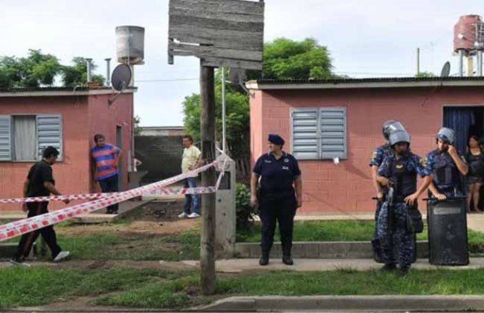 Se asomó para ver qué pasaba y lo mataron a tiros