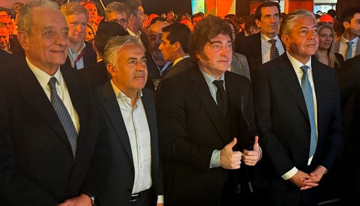 El presidente de IAPG Ernesto López; Alfredo Cornejo, Javier Milei y el gobernador de Neuquén, Rolando Figueroa.