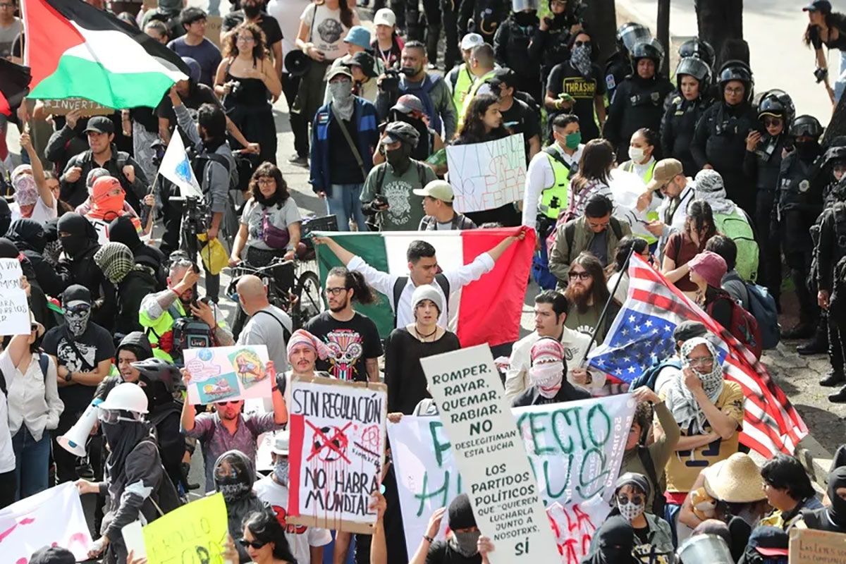 Un grupo de personas marchan durante una protesta contra la gentrificación el domingo pasado, en Ciudad de México. Crédito: EFE/ Mario Guzmán.&nbsp; 