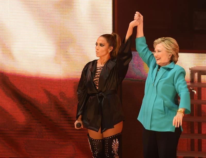 Jennifer López cantó bajo la lluvia y pidió voten a Clinton