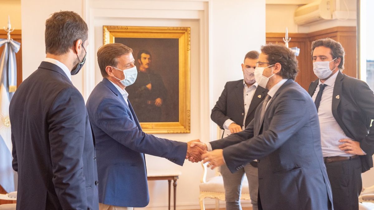 Bienvenida: Rodolfo Suarez recibió a Marco Lavagna.