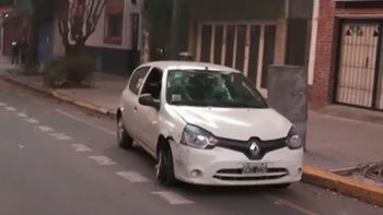 Un conductor se durmió, chocó contra dos autos estacionados y volcó Un conductor se durmió, chocó contra dos autos estacionados y volcó