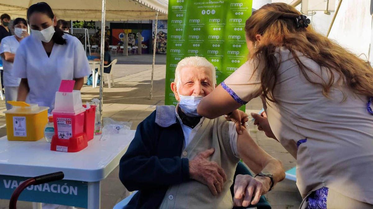 Juan Antonio Hernández recibió la primera dosis de la vacuna Sputnik V el jueves.