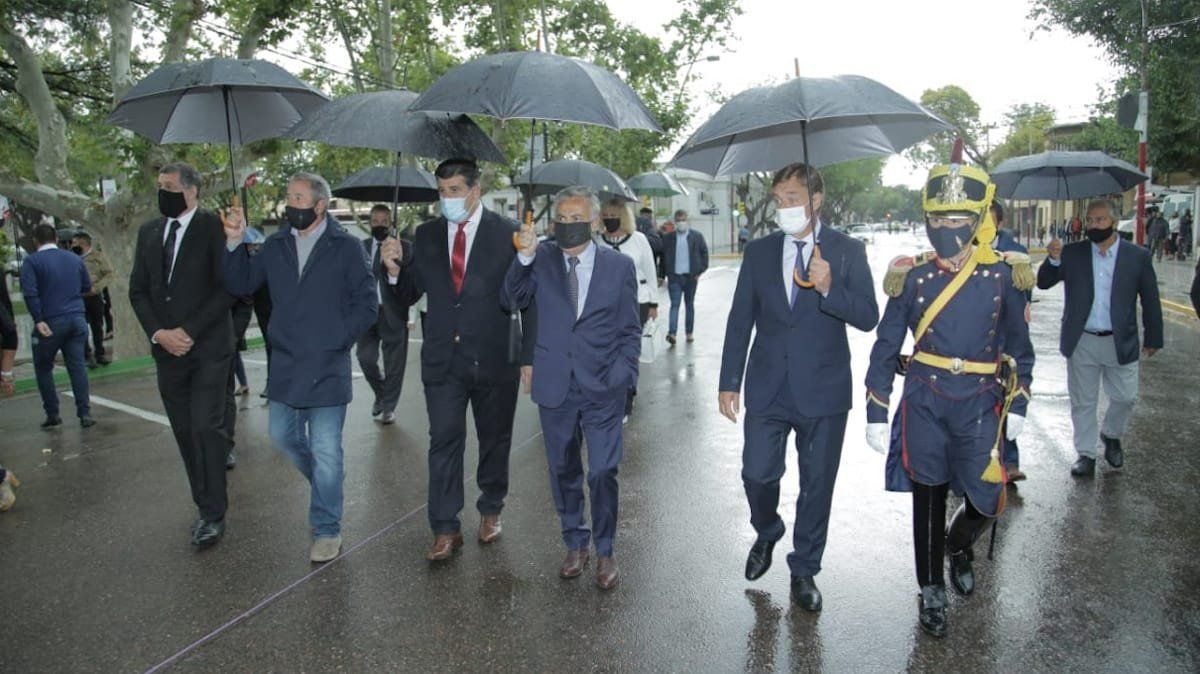 Daniel Orozco camina hasta la plaza Marcos Burgos con los principales invitados, encabezados por el gobernador Rodolfo Suarez. Foto: Emmanuel Rodríguez.
