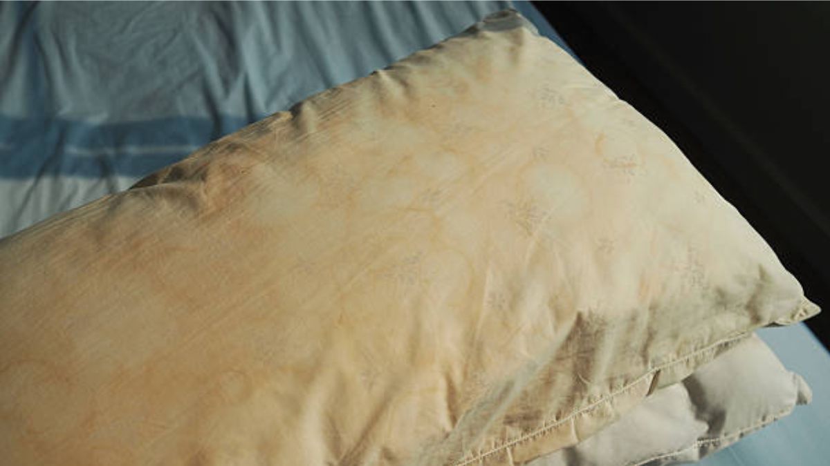 Cuál es el origen de las manchas amarillentas en las almohadas y cómo quitarlas sin gastar dinero
