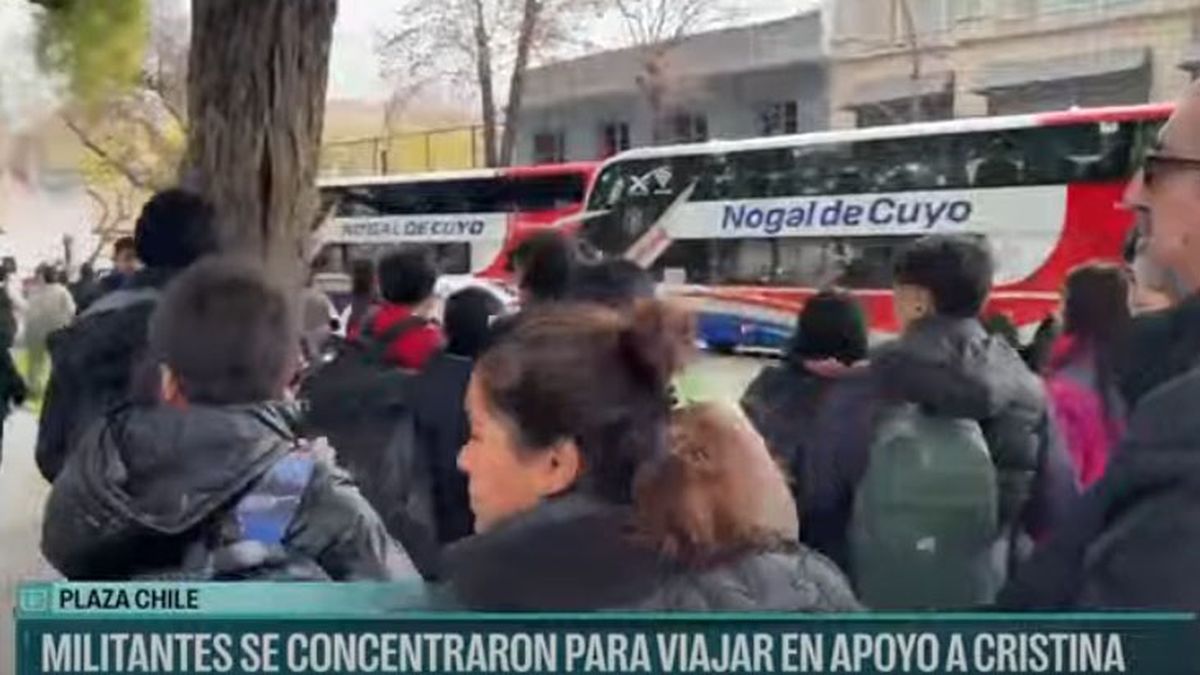 Militantes mendocinos a punto de subir a los micros en la plaza Chile. Militantes mendocinos a punto de subir a los micros en la plaza Chile.
