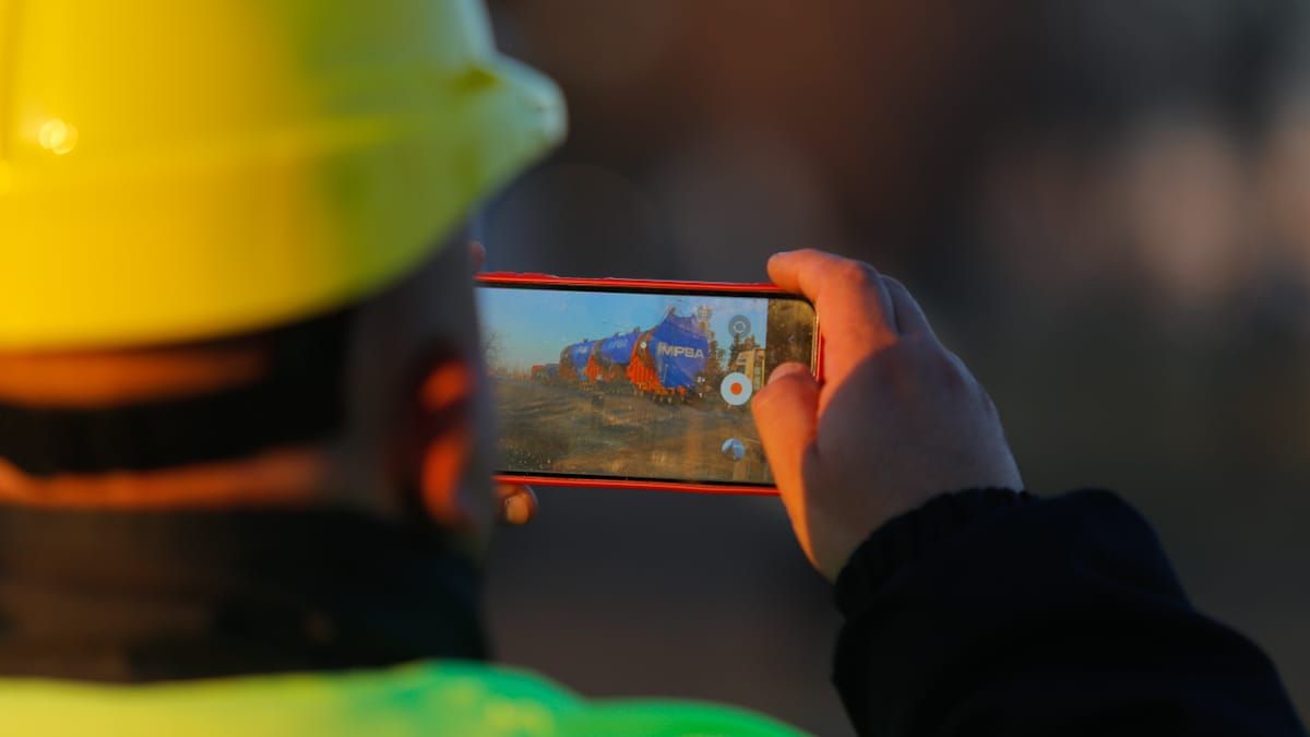 Un operario guarda la imagen en su celular. Un operario guarda la imagen en su celular.