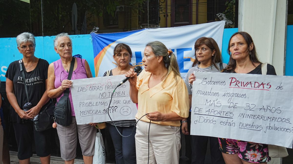 Los docentes jubilados y el SUTE se manifestaron en la sede de la ANSES reclamando por los reiterados descuentos que se les hacen luego de que les ingresen pagos atrasados de la DGE. Los docentes jubilados y el SUTE se manifestaron en la sede de la ANSES reclamando por los reiterados descuentos que se les hacen luego de que les ingresen pagos atrasados de la DGE.