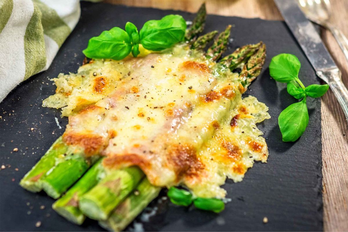 Esta receta de espárragos gratinados al horno, es especial para sorprender a la familia en el almuerzo o la cena. Esta receta de espárragos gratinados al horno, es especial para sorprender a la familia en el almuerzo o la cena.