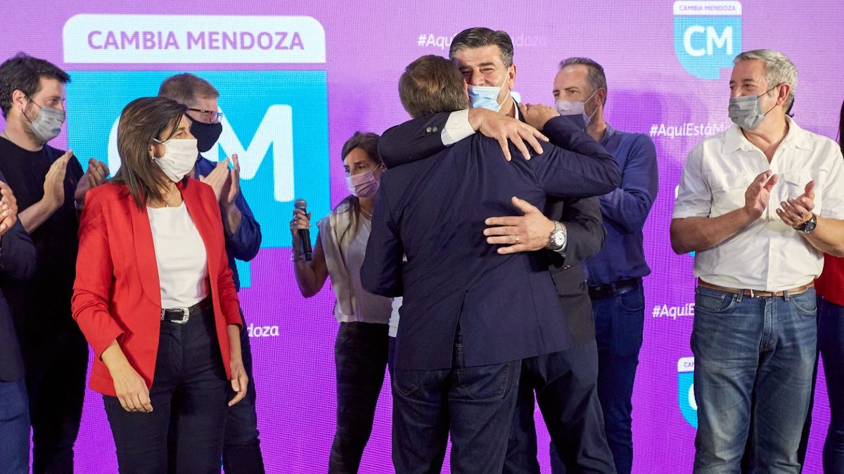 Festejo en el búnker oficialista. Efusivo abrazo entre el gobernador Rodolfo Suarez y el vice Mario Abed.