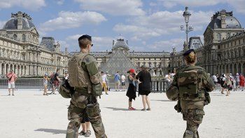 París pierde un millón de turistas por el miedo al terrorismo y las huelgas