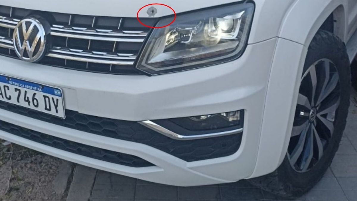 La camioneta tenía un impacto de bala en el capot.
