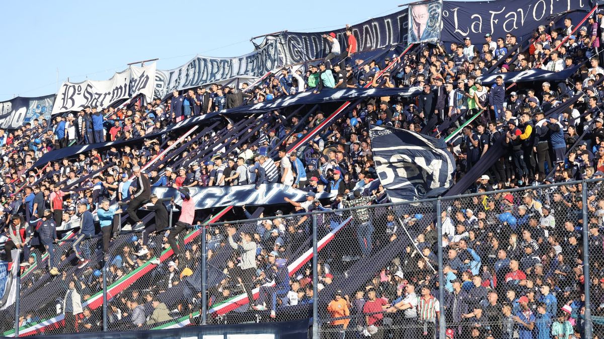 La hinchada de Independiente Rivadavia hizo el aguante sin parar y sueña con quedarse en la primera división -la Liga Profesional de Fútbol- La hinchada de Independiente Rivadavia hizo el aguante sin parar y sueña con quedarse en la primera división -la Liga Profesional de Fútbol- 