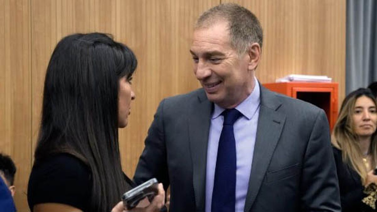 Pamela Verasay conversa con Diego Santilli, todav&iacute;a diputado pero por poco tiempo porque ser&aacute; en breve el ministro del Interior.