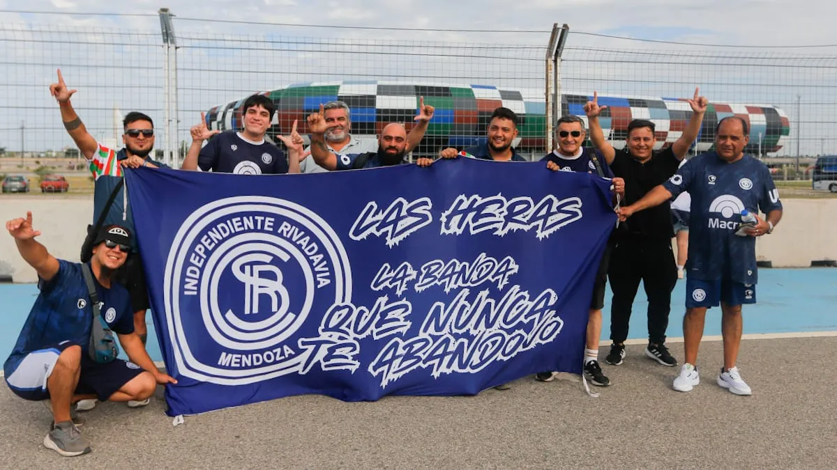 Los hinchas de Independiente Rivadavia llegaron a Villa Mercedes para alentar al campeón.