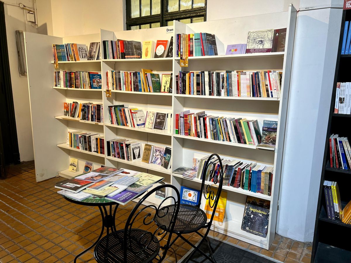 En la librería pública Gildo D'Accurzio, ubicada en el edificio de Cultura (España y Gutiérrez, Ciudad) se pueden conseguir los libros ganadores de otras ediciones del Certamen Literario Vendimia. En la librería pública Gildo D'Accurzio, ubicada en el edificio de Cultura (España y Gutiérrez, Ciudad) se pueden conseguir los libros ganadores de otras ediciones del Certamen Literario Vendimia.