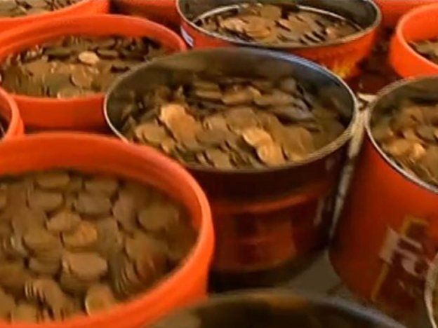 Ingresó al banco con 226 kilos de monedas que ahorró durante 65 años