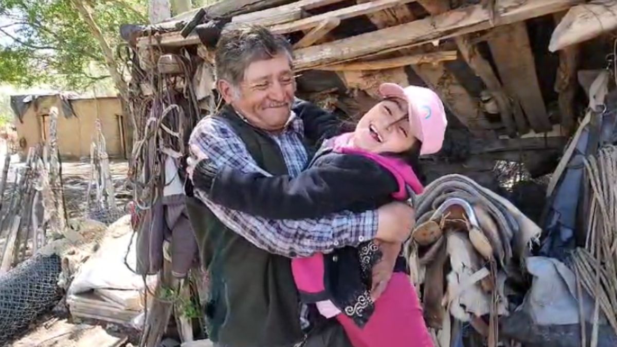 Candela saluda a su abuelo , al arribar al puesto donde vive en Malargüe.