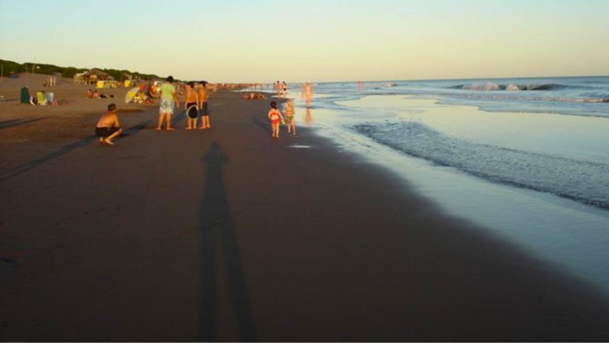 El pueblo es visitado por turistas que buscan playas tranquilas en el verano. El pueblo es visitado por turistas que buscan playas tranquilas en el verano.