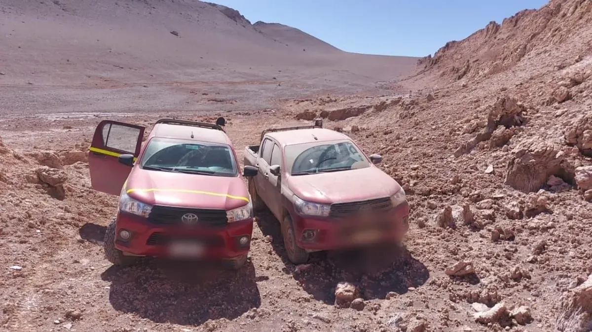 Carabineros de San Pedro de Atacama evitan que bolivianos sacaran tres camionetas a su país. Carabineros de San Pedro de Atacama evitan que bolivianos sacaran tres camionetas a su país.