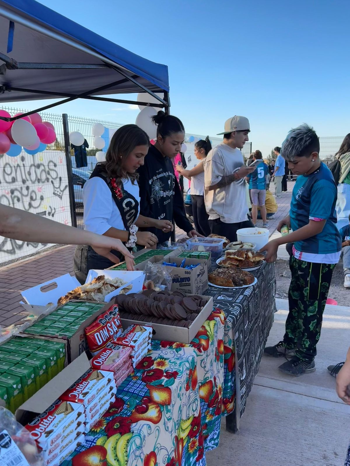 Voluntarios de Mendonarte en una movida solidaria. Voluntarios de Mendonarte en una movida solidaria.
