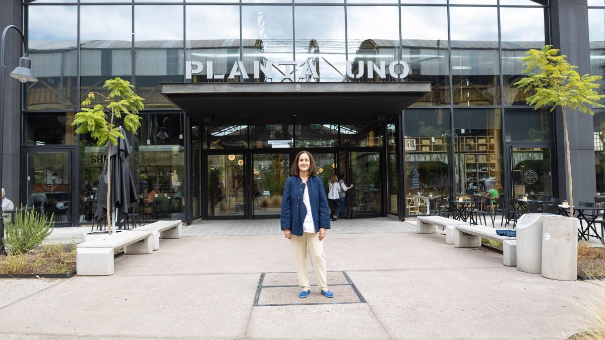 Donde alguna vez su abuelo y su padre soñaron y concretaron una de las principales industrias de maquinarias del país, Sofía Pescarmona instaló un mercado, un emprendimiento gastronómico y un espacio de cowork. Donde alguna vez su abuelo y su padre soñaron y concretaron una de las principales industrias de maquinarias del país, Sofía Pescarmona instaló un mercado, un emprendimiento gastronómico y un espacio de cowork.