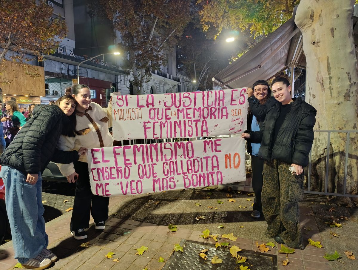 Morena, Amparo, Lourdes y Monserrat marchan en las calles de Mendoza. Morena, Amparo, Lourdes y Monserrat marchan en las calles de Mendoza.