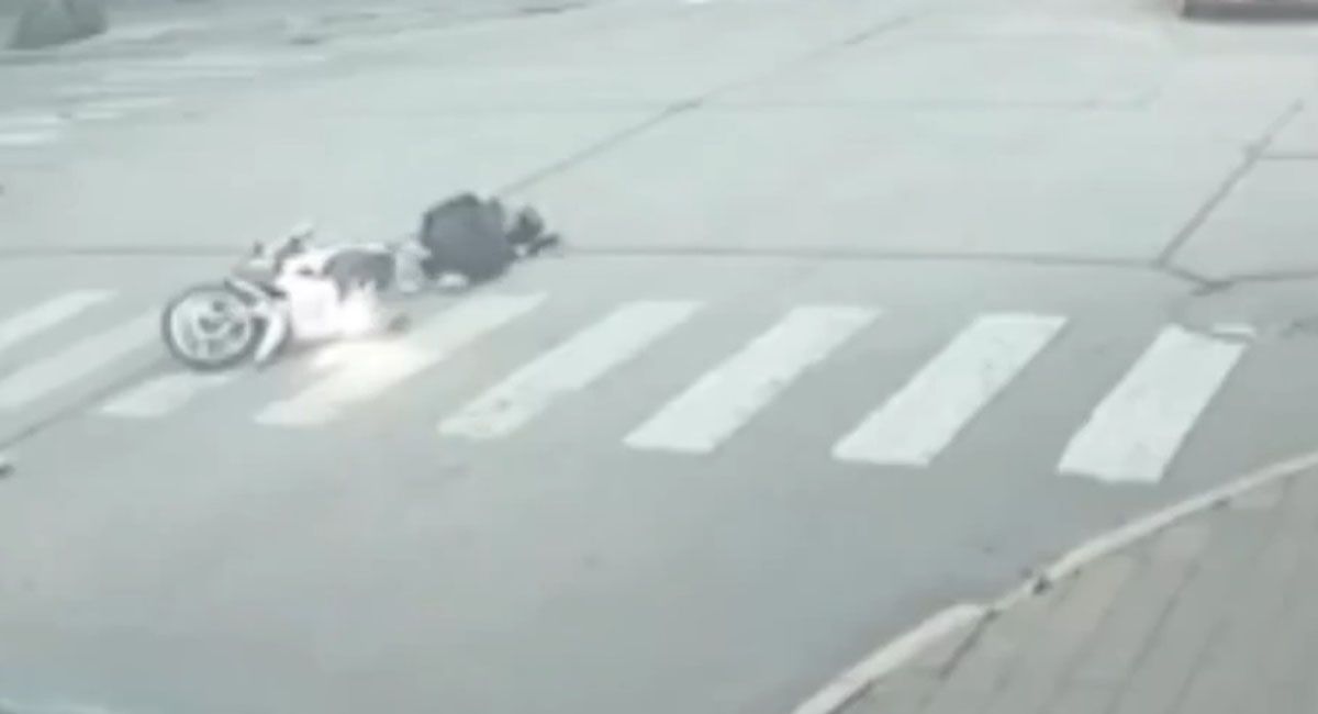 Un caballo suelto impactó contra una motociclista que circulaba por pleno centro de Necochea. La mujer no sufrió heridas de importancia Un caballo suelto impactó contra una motociclista que circulaba por pleno centro de Necochea. La mujer no sufrió heridas de importancia