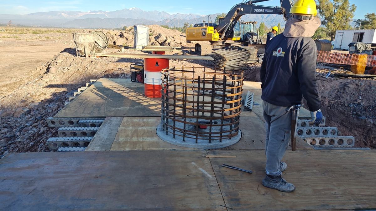 A diferencia del actual, en el nuevo puente podrán circular camiones y colectivos, evitando los desvíos obligatorios hacia la Ruta 40. A diferencia del actual, en el nuevo puente podrán circular camiones y colectivos, evitando los desvíos obligatorios hacia la Ruta 40.
