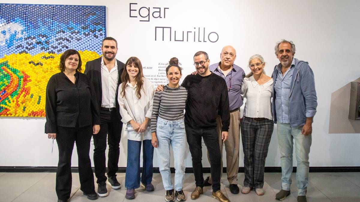 Representantes del Museo Municipal de Arte Moderno y de la constructora Criba junto a los artistas de las obras adquiridas.