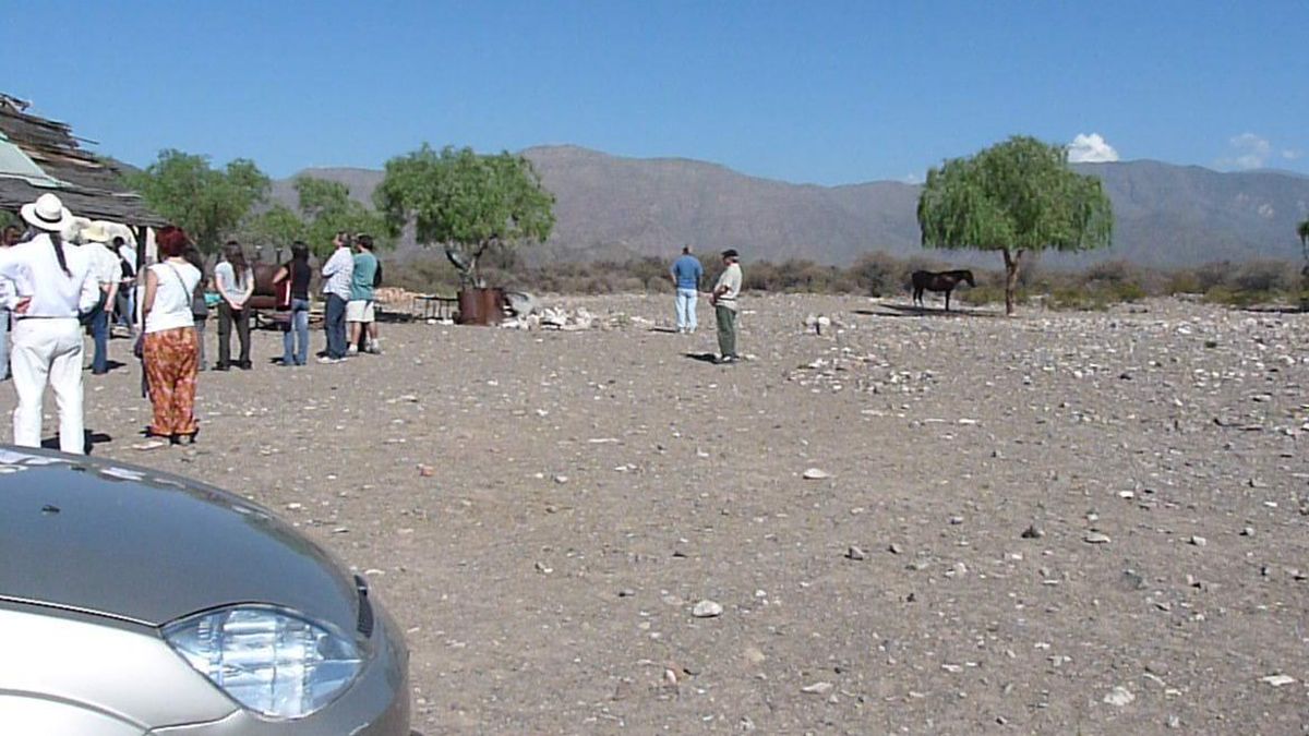 Las Lajas es inmenso. Aquí, un acto de organismos de derechos humanos. Se sospecha que allí están enterrados varios de los desaparecidos de Mendoza.
