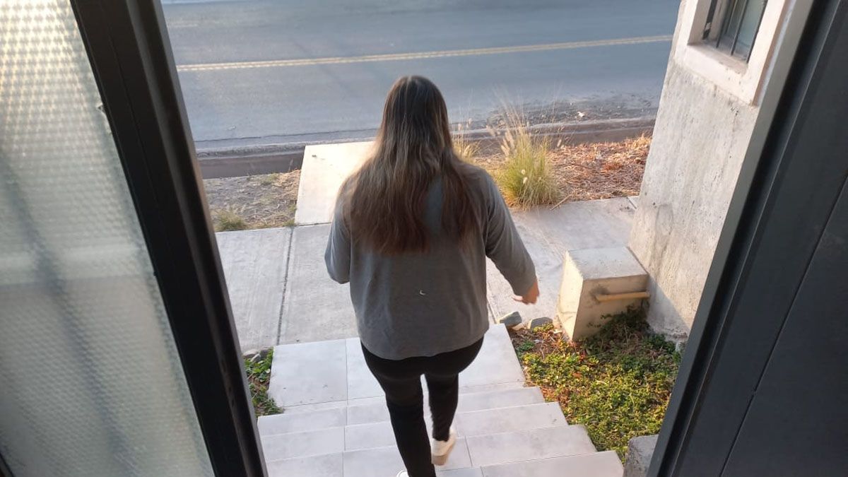 Soledad contó con lujo de detalles cómo encontró a la bebé que estaba envuelta en una manta y que dejaron en la puerta de su casa de Capital. Soledad contó con lujo de detalles cómo encontró a la bebé que estaba envuelta en una manta y que dejaron en la puerta de su casa de Capital.