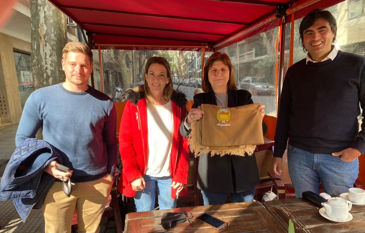 Patricia Bullrich junto a colaboradores puntanos.