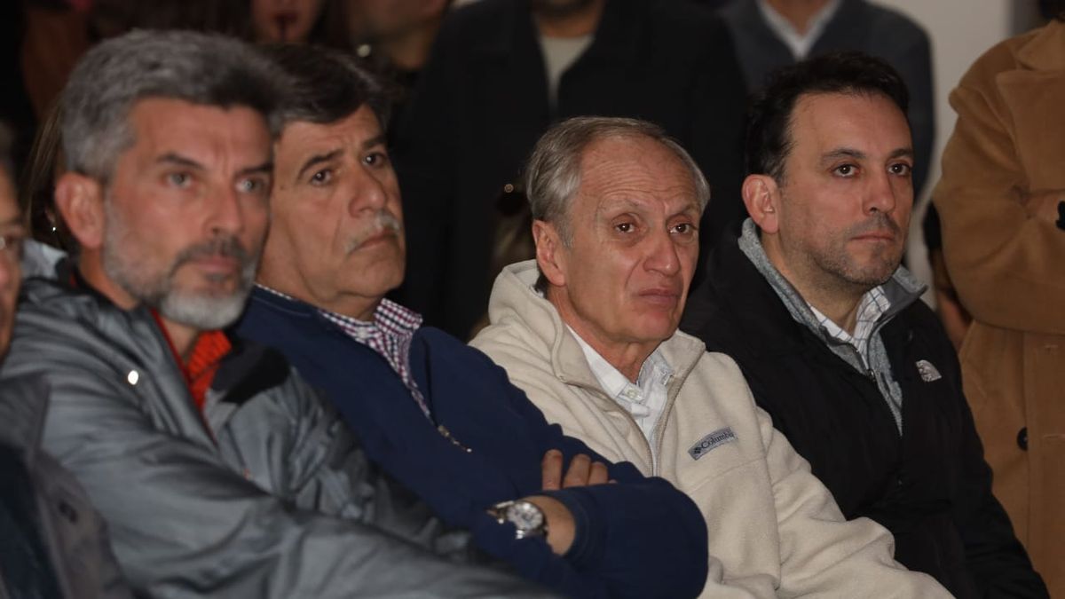 Los intendentes radicales y los funcionarios del gabinete de Cornejo tuvieron una importante presencia en el Congreso. Los intendentes radicales y los funcionarios del gabinete de Cornejo tuvieron una importante presencia en el Congreso.