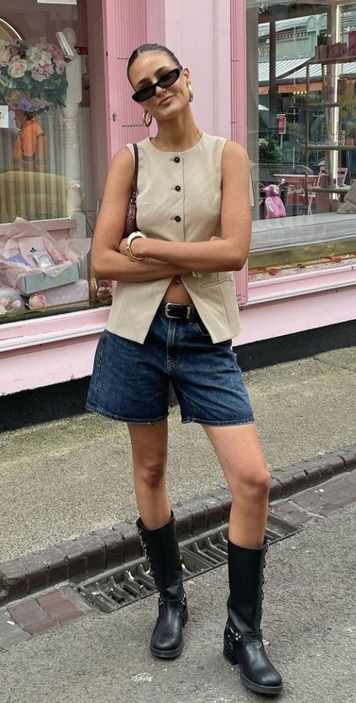 Es importante acompañar los looks con accesorios como gafas o bolsos. Es importante acompañar los looks con accesorios como gafas o bolsos.