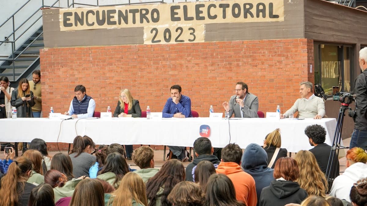 Los 5 dirigentes de las fuerzas políticas que se enfrentarán en las elecciones del 24 de septiembre debatieron ante unos 600 alumnos del Colegio Universitario Central (CUC).