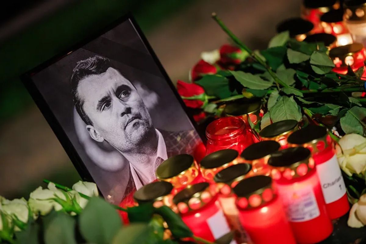 Velas prendidas en un altar en honor al activista político Charlie Kirk, de Utah, Estados Unidos. Crédito: EFE/EPA/ Clemens Bilan.