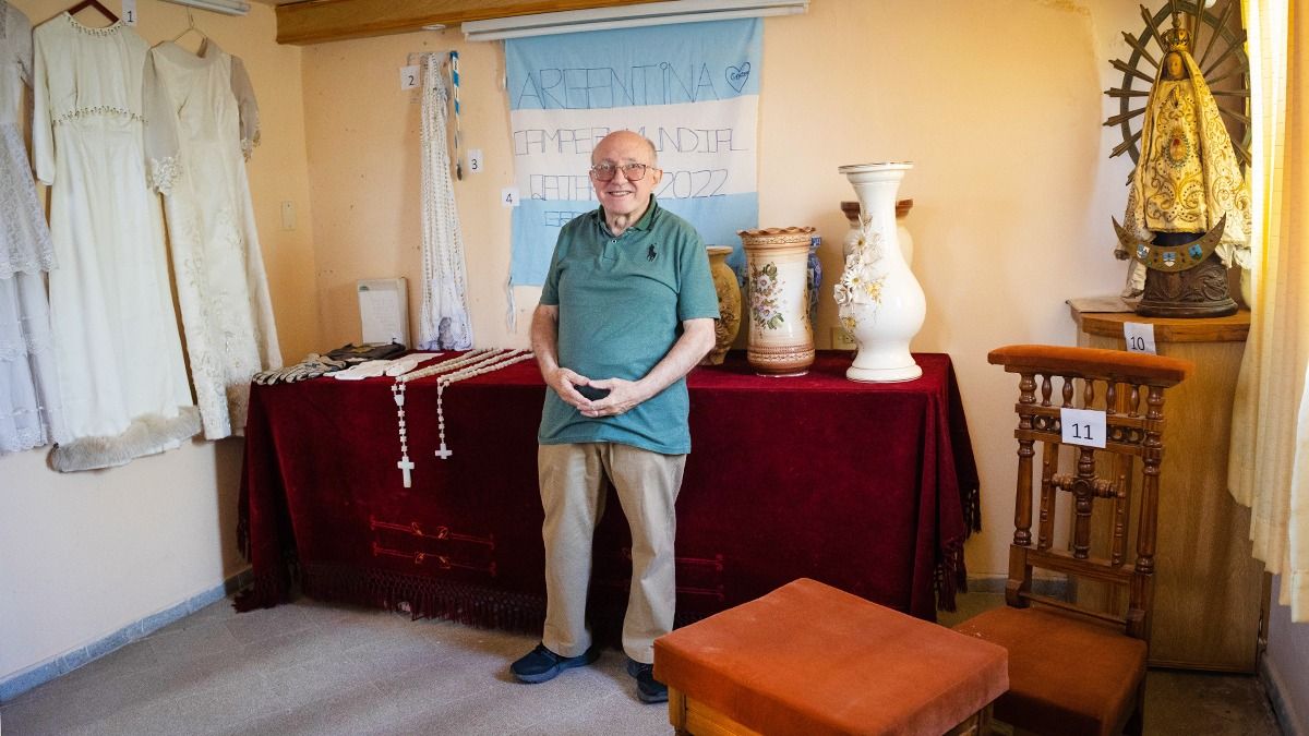 De una habitación atestada de donaciones, quedó este pequeño muestrario, junto al altar principal del templo original de la Virgen de Lourdes de El Challao. El padre Koni acompañó la visita. De una habitación atestada de donaciones, quedó este pequeño muestrario, junto al altar principal del templo original de la Virgen de Lourdes de El Challao. El padre Koni acompañó la visita.