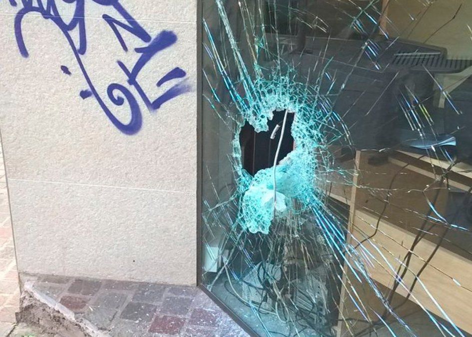 Investigan a un grupo que se dedica a romper vidrieras en el centro